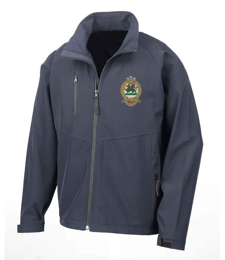 Queens Regiment Soft Shell Jacket with emblem, polyester and elastane blend, showerproof, wind-resistant, breathable.